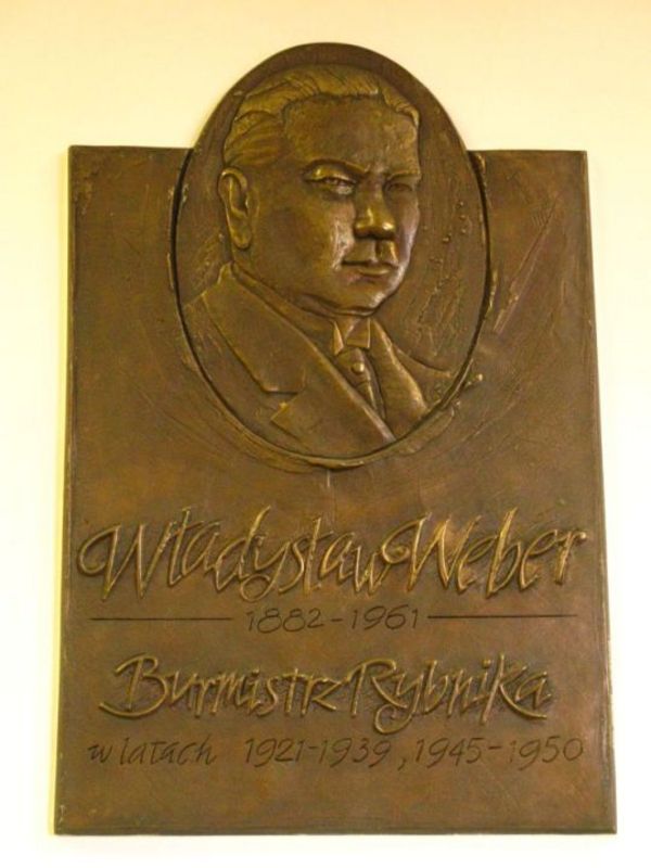 Popiersie Władysława Webera przed wejściem do sali Rady Miasta Rybnika w UM.