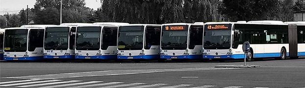 Autobus komunikacji miejskiej na dworcu autobusowym