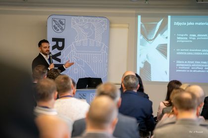 uczestnicy konterencji podsumowującej wdrożenie bliźniaka cyfrowego ulic miasta Rybnika 