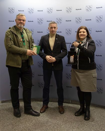 Prezydent Rybnika z dwojgiem harcerzy i ogniem betlejemskim