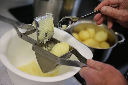 Rybnickie seniorki-wolontariuszki, przygotowujące potrawy świąteczne na „Wspólny Stół”.