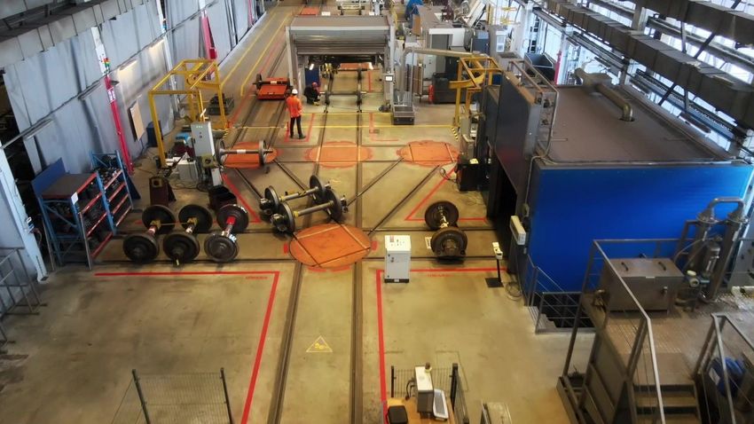 Wnętrze hali przemysłowej z lotu ptaka