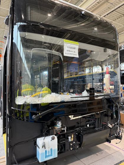 Autobus wodorów w hali produkcyjnej