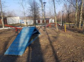 Wybieg boczna fot.RSK 6 Ogrodzony wybieg dla psów, elementy placu zabaw