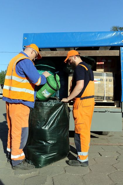 Osobowo-dostawczy Ford z pomocą humanitarną dla Ukrainy