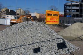 Teren budowy wielorodzinnego budynku mieszkaniowo-usługowego przy ul. Hallera 