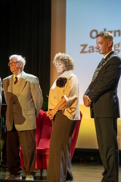 Honorowe Odznaczenia za Zasługi dla Województwa Śląskiego - ludzie na scenie