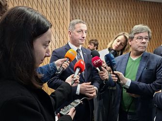 Prezydnet Rybnika Piotr Kuczera udzielający wywiadu mediom