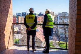 Briefing prasowy na terenie nowego budynku mieszkalnego TBS w Rybniku