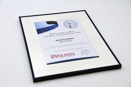 Zdjęcie dyplomu w ramce z informacją o nagrodzie dla miasta Rybnika w związku z wykorzystaniem środków unijnych
