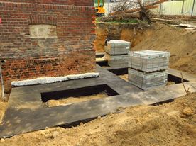 Swierklanska fot.LucynaTyl 2 Ceglany budynek w czasie gruntownego remontu. Na pierwszym planie fundamenty, piach i kostki betonowe.