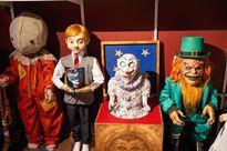 Zdjęcie przedstawia cztery straszne lalki.