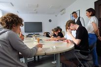 Grupa młodzieży w trakcie gry terenowej