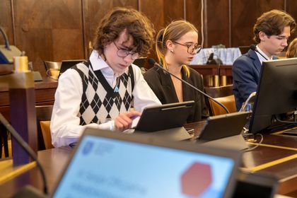 młodzież w sali obrad urzędu miasta na sesji młodzieżowej rady miasta