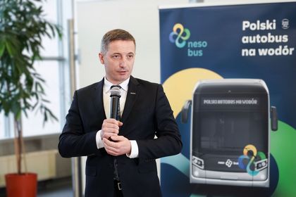  Podpisanie umowy na zakup 20 autobusów elektrycznych zasilanych wodorem w rybnickim magistracie. Umowę popisali Piotr Kuczera, Prezydent Miasta Rybnika oraz Maciej Nietopiel, Prezes Zarządu PAK-PCE Polski Autobus Wodorowy Sp. z o.o. 