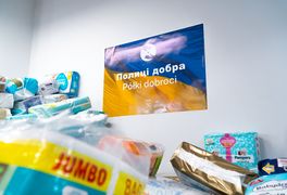 Artykuły higieniczne, w tle plakat w kolorach flagi Ukrainy