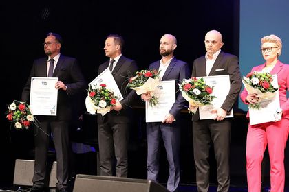 Pięć osób z kwiatami i dyplomami