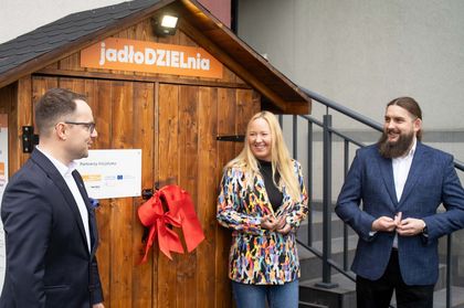 Zdjęcie przedstawia lodówkę społeczną.
