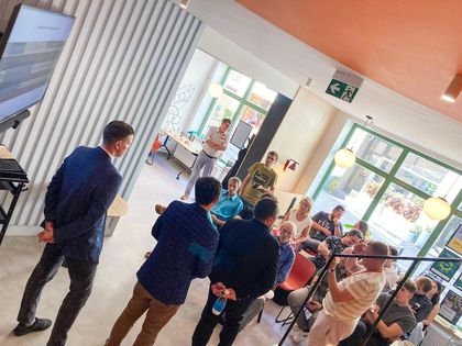 Grupa osób w Urban Labie podczas spotkania. 