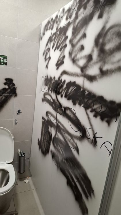 zdewastowane toalety publiczne