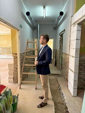 Zdjęcie Zastępcy prezydenta w remontowanym budynku