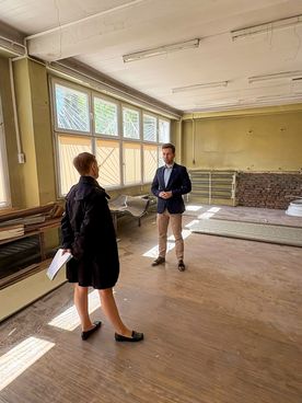 Zdjęcie wewnątrz remontowanego budynku