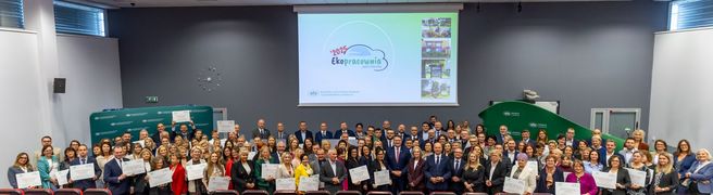 Zdjęcie przedstawia symboliczne wręczenie dofinansowania.