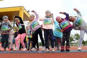 Uczestnicy plenerowego biegu