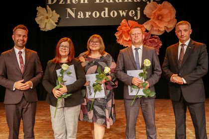 5 osób ustawionych do zdjęcia