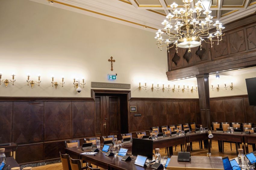 Wnętrze sasli sesyjnej w UM
