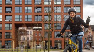 mężczyzna jadący na rowerze