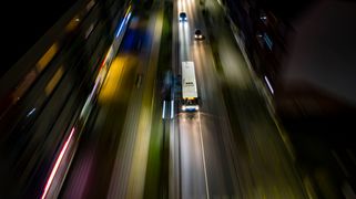 Nocny autobus z lotu ptaka