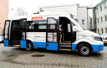 Nieduży autobus miejski z otwartymi drzwiami