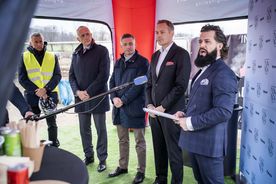 Zdjęcie przedstawia symboliczne wbicie pierwszej łopaty.