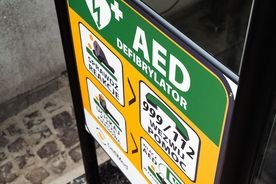 Defibrylator na przystanku