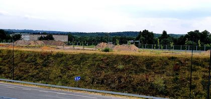 Roboty ziemne przy węźle drogowym - widok z daleka, z góry.