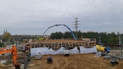 Most w trakcie modernizacji i rozbudowy, pracownicy, sprzęt budowlany do betonowania