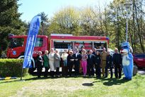 zdjęcie dzieci i wozu strażackiego