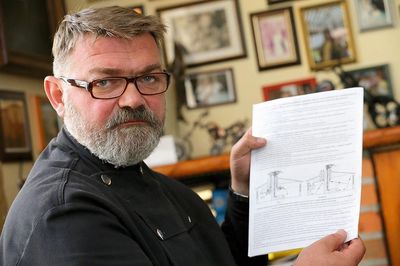 Kominiarz trzymający kartkę - druk forumularza