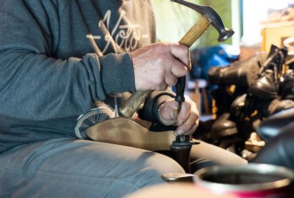 Szewc naprawiający buty