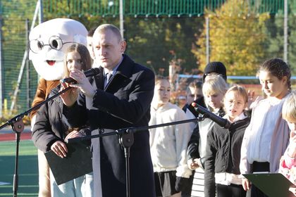 osoby na boisku sportowym