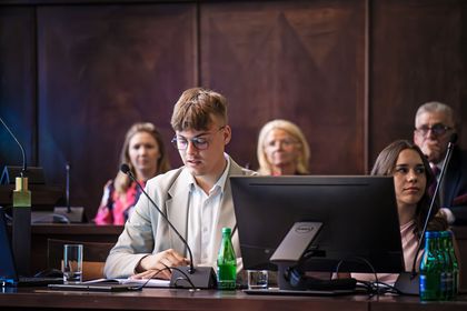 Uczniowie podczas obrad sesji młodzieżowej Rady Miasta