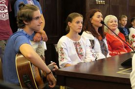 Dzieci i młodzież z Ukrainy na spotkaniu z prezydentem Rybnika w urzędzie miasta