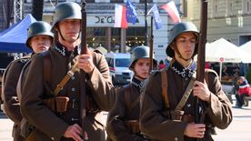 Inscenizacja historyczna grup rekonstrukcyjnych, odtwarzająca wydarzenia sprzed 100 lat, kiedy to na rybnickim rynku podpisane zostały dwa ważne dokumenty związane z przyłączeniem Śląska do Polski