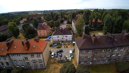 Osiedle bloków mieszkalnych, w tle niebo i zieleń