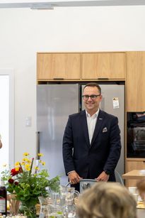 Zdjęcie przedstawia stojącego mężczyznę. 