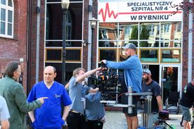 Plan filmowy na terenie zabudowań ceglanych budynków