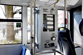 Wnętrze autobusu, kasownik