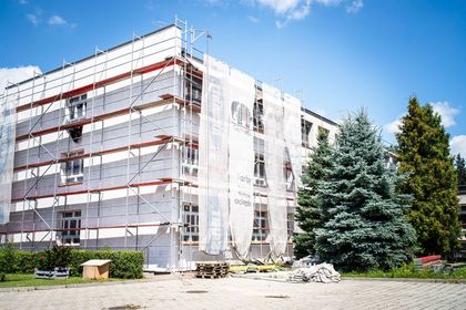 Budynek szkoły w trakcie remontu