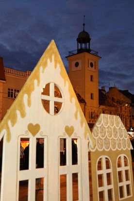 Świątecznie ustrojony rynek nocą